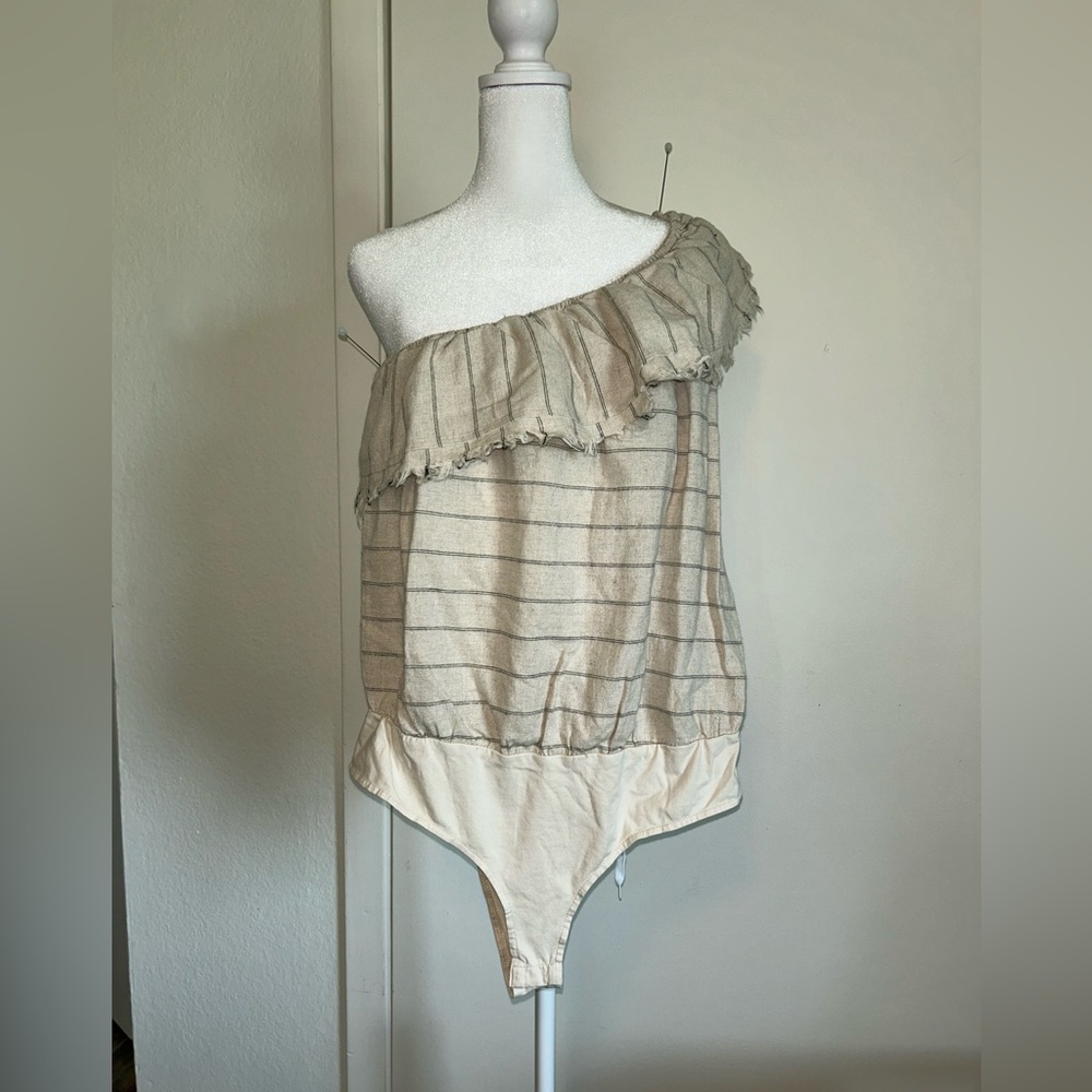 Promesa Asymmetrical Cream and Gray Bodysuit with Ruffle Detail